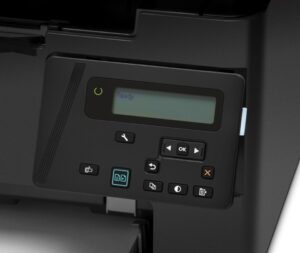 Máy in đa năng HP LaserJet Pro MFP M127fn màu trắng đặt trên bàn làm việc