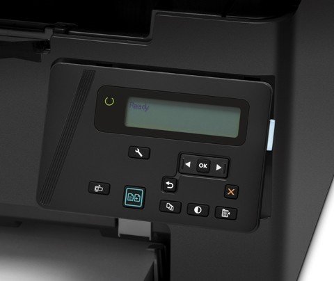 Máy in đa năng HP LaserJet Pro MFP M127fn màu trắng đặt trên bàn làm việc