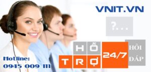 Kỹ thuật viên đang kiểm tra máy in Epson bị lỗi đèn báo