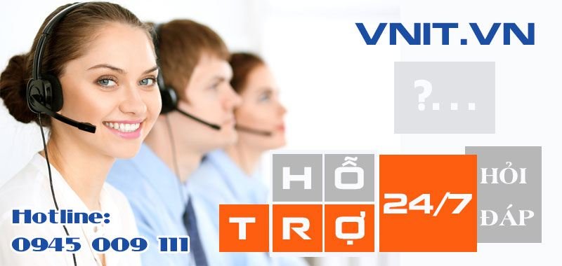 Kỹ thuật viên đang kiểm tra máy in Epson bị lỗi đèn báo