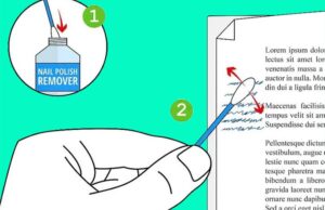Dùng tăm bông thấm hóa chất chuyên dụng để tẩy mực in laser trên giấy A4