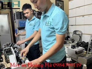 Kỹ thuật viên sửa máy in tại nhà cho khách hàng ở Hà Nội