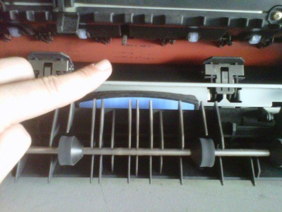 Chi tiết cụm sấy (Fuser) máy in có thể gây lỗi lặp chữ khi hỏng