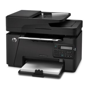 Máy in đa chức năng HP LaserJet Pro M127fn đặt trên bàn văn phòng