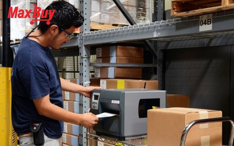 Nhân viên thực hiện vệ sinh máy in hóa đơn chuyên nghiệp tại cửa hàng