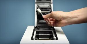 Làm sạch bụi bẩn bên trong máy in và hộp mực