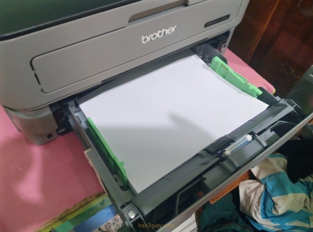 Nạp giấy vào khay máy in Brother HL L2320D đúng kỹ thuật