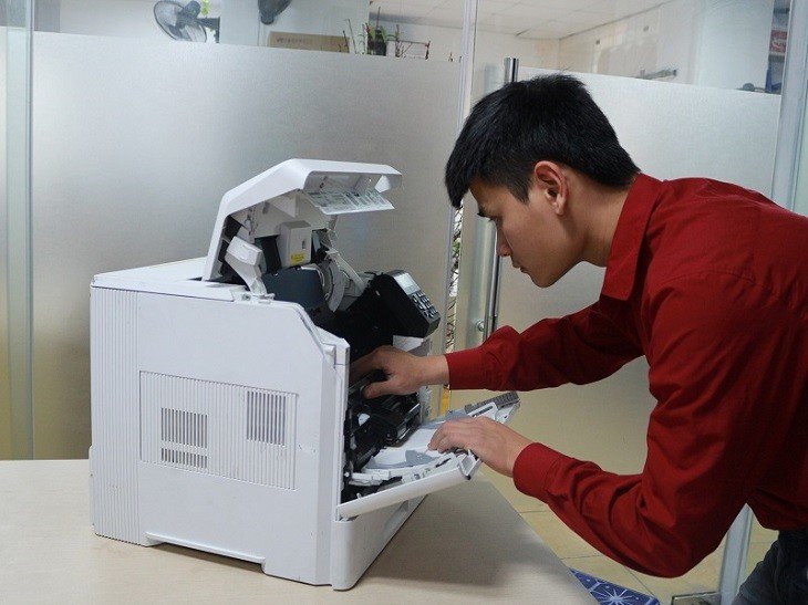 Vệ sinh máy in thường xuyên để loại bỏ bụi bẩn