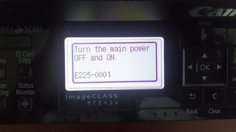 Người dùng mở nắp máy in Canon 221D để kiểm tra hoặc xử lý sự cố kẹt giấy