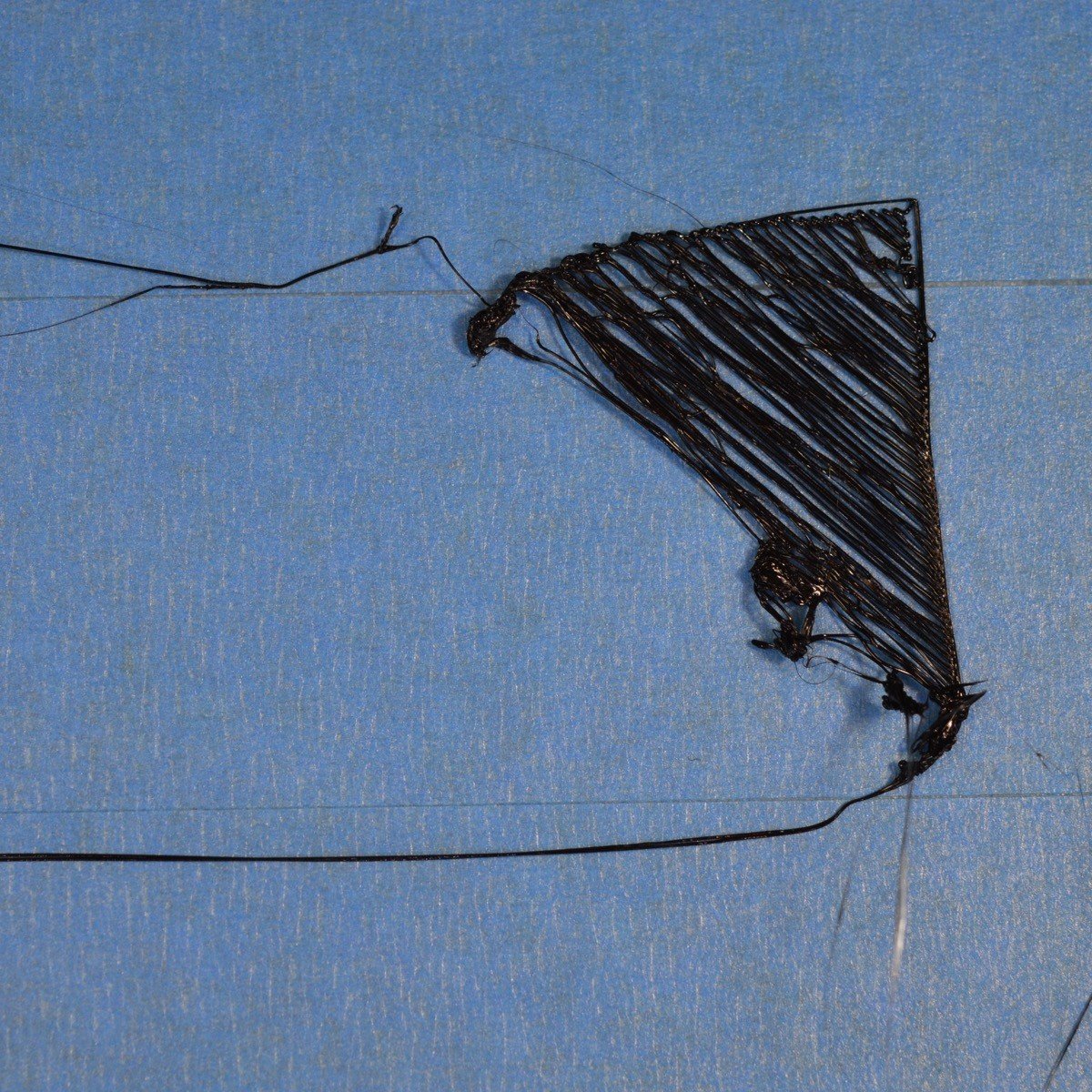 Kiểm tra chất lượng lớp in đầu tiên sau khi cân bàn máy in 3D