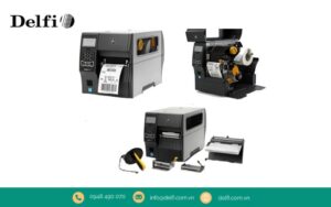 Người dùng đang lắp cuộn giấy in tem vào máy in nhãn nhiệt