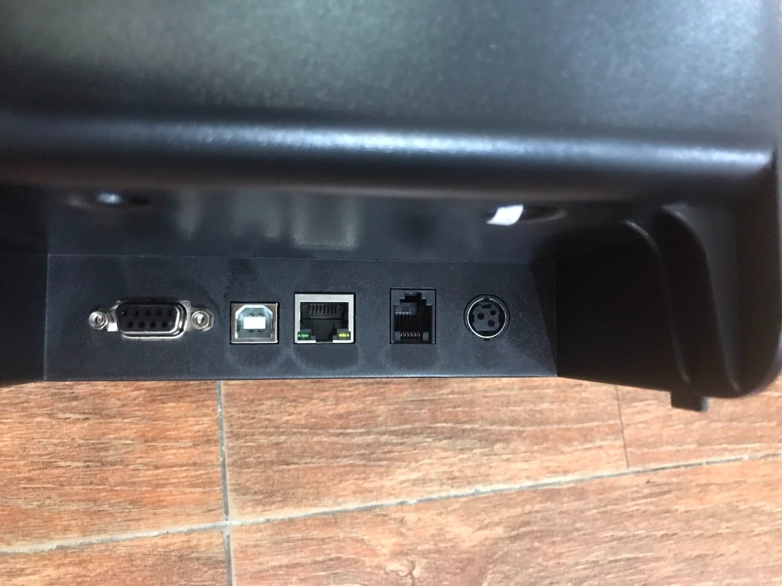 Máy in hóa đơn Antech AP250USE màu đen với thiết kế nhỏ gọn và hiện đại