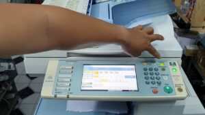 Người dùng thiết lập tùy chọn in 2 mặt trên phần mềm trước khi gửi lệnh tới máy photocopy