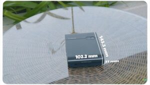 Kích thước máy in bỏ túi Canon QX10 so sánh với bàn tay, thể hiện sự nhỏ gọn