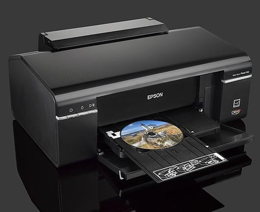 alt: Máy in Epson T50 đang thực hiện thao tác in trực tiếp hình ảnh lên bề mặt đĩa CD hoặc DVD