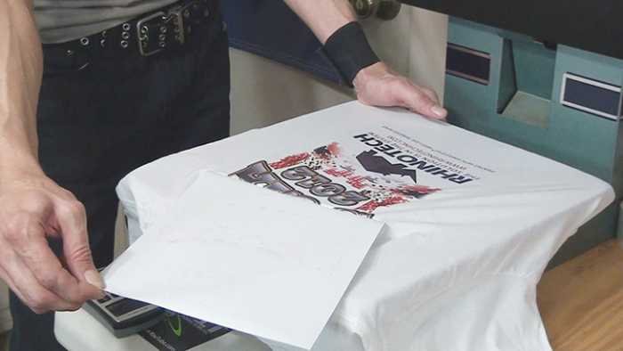 In hình lên áo với giấy in chuyển nhiệt và bàn ủi
