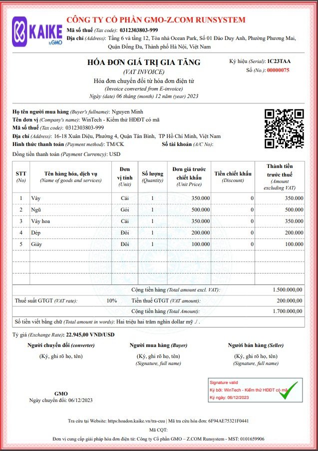 Nhân viên giao nhận kiểm tra hóa đơn giấy kèm theo kiện hàng lớn trên xe tải