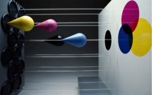 Đầu phun của máy in phun màu đang hoạt động chi tiết