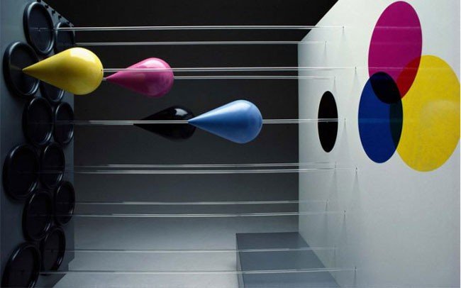 Đầu phun của máy in phun màu đang hoạt động chi tiết