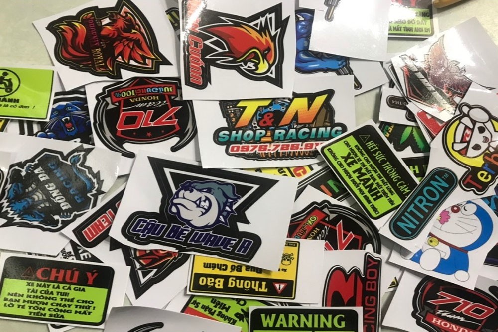 Tổng hợp các loại decal và mẫu tem dán xe máy với nhiều chất liệu, màu sắc phong phú cho khách hàng lựa chọn.