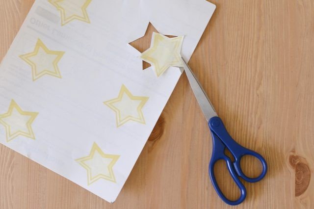 Giấy decal và dụng cụ cần thiết để in sticker tại nhà