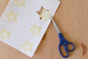 Giấy decal và dụng cụ cần thiết để in sticker tại nhà
