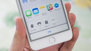 Người dùng sử dụng iPhone để thực hiện các tác vụ hàng ngày như in ảnh không dây