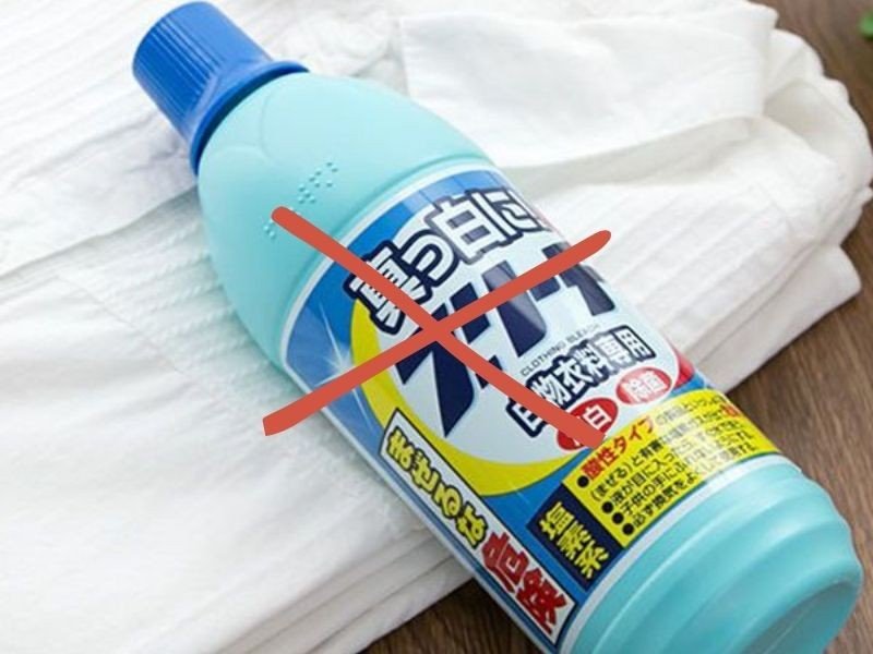 Tránh tuyệt đối việc sử dụng thuốc tẩy mạnh khi giặt áo có hình in