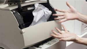 Tờ giấy bị mắc kẹt trong khay máy in HP
