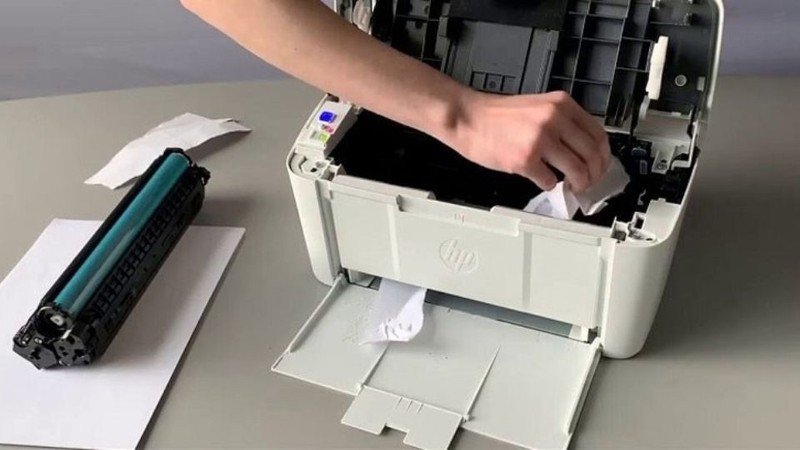 Nhẹ nhàng kéo giấy kẹt ra khỏi máy in HP