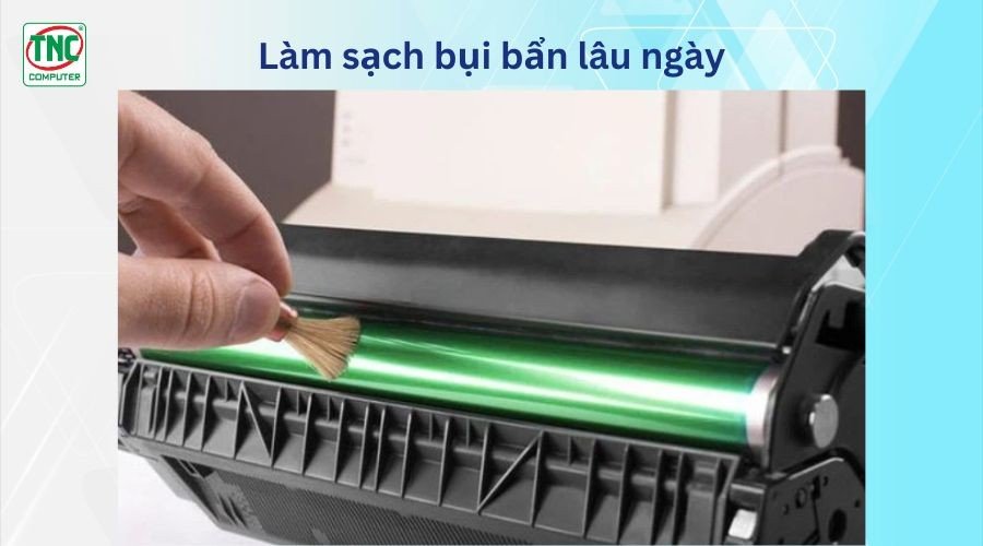 Vệ sinh bụi bẩn bên trong khoang chứa mực máy in