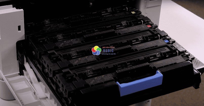 Khay chứa bốn hộp mực màu cơ bản bên trong máy in Canon LBP621cw