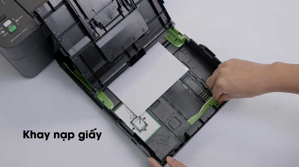 Nạp giấy vào khay của máy in màu đa năng Brother DCP-T220