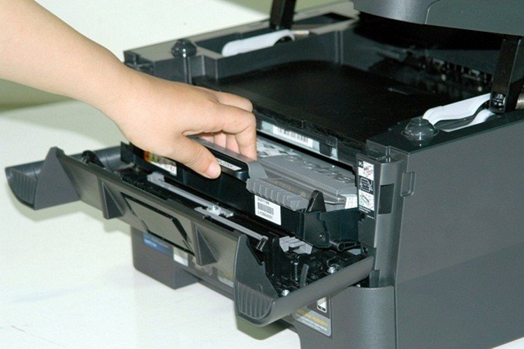 Mở nắp máy in HP để kiểm tra hộp mực thủ công