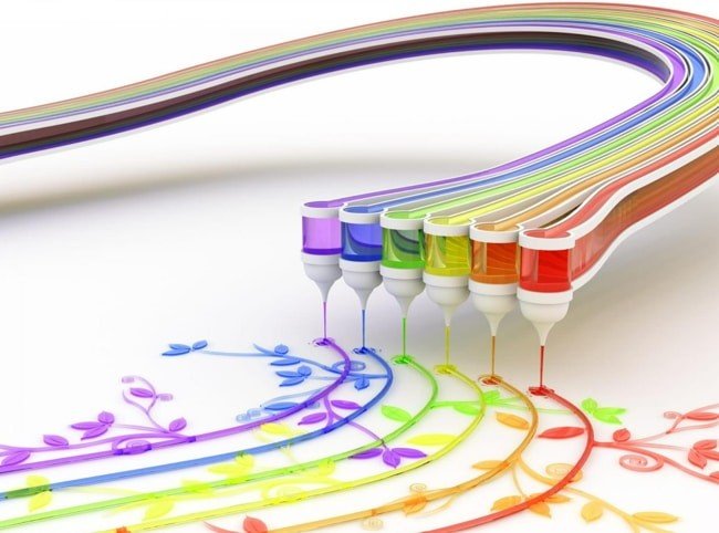 Kỹ thuật viên dùng dao gạt kiểm tra độ đồng nhất và màu sắc mực in offset đã pha