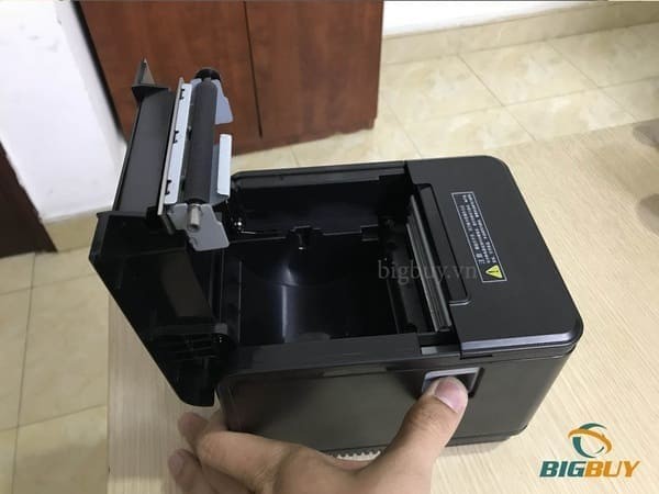 Mở nắp máy in hóa đơn nhiệt để thay giấy