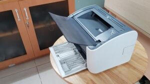 Minh họa lỗi máy in Canon 2900 kéo giấy liên tục