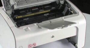 Kỹ thuật viên kiểm tra máy in HP Laserjet P1102 để tìm hiểu nguyên nhân không in được