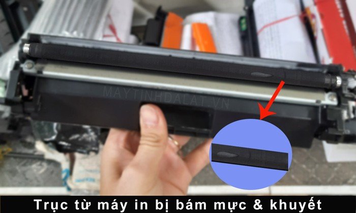 Trục từ máy in bị khuyết gây ra vệt đen trên bản in
