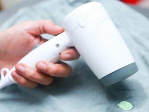 Nhiệt độ cao từ máy sấy tóc có thể làm hỏng hình in trên áo