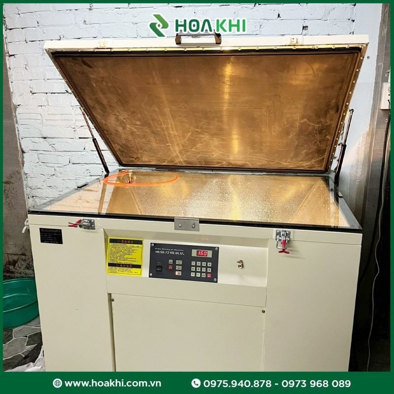 Giao diện điều khiển của máy chụp bản in lụa hiện đại