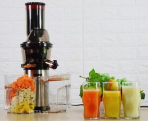 Hình ảnh máy ép chậm Unold 3 in 1 đang hoạt động với trái cây nhiều màu sắc