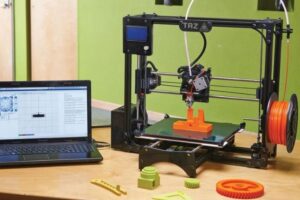 Máy in 3D FDM đang hoạt động tạo mẫu