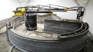 Mô hình máy in 3D đang thi công một cấu trúc bê tông trong ngành xây dựng