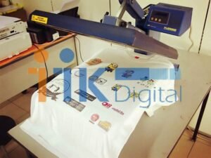 Máy in chữ lên áo đang thực hiện quy trình ép nhiệt cho sản phẩm