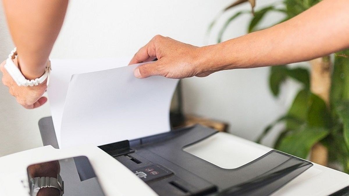 Mảnh giấy nhỏ kẹt trong máy in gây lỗi Jam Inside