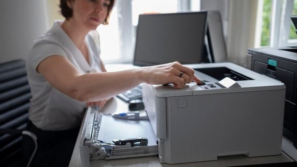 Cảm biến giấy bẩn có thể khiến máy in báo lỗi Jam Inside không chính xác