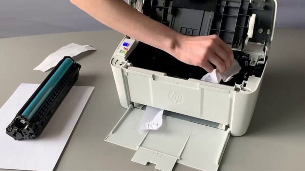 Kỹ thuật viên đang kiểm tra và khắc phục lỗi Jam Inside trên máy in