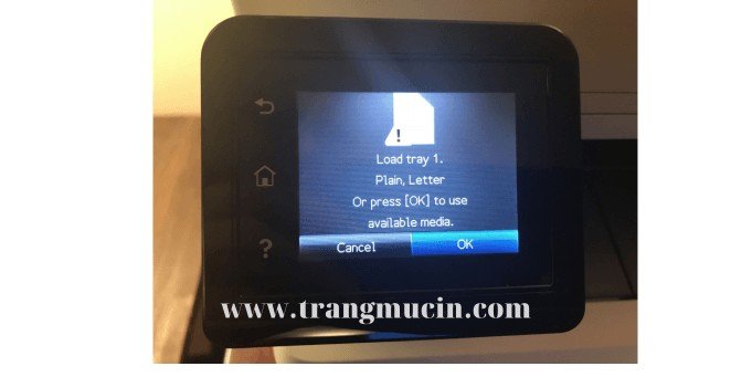Kiểm tra khay giấy và đặt giấy đúng cách trên máy in HP