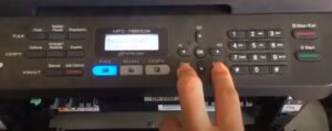 Cận cảnh kiểm tra cảm biến và lẫy nhựa trên máy in Brother khi báo lỗi cover open